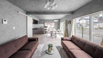 En 43-tommers Flatskjerm-TV med digitale kanaler