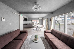 Télévision à écran plat de 43 pouces avec chaînes numériques