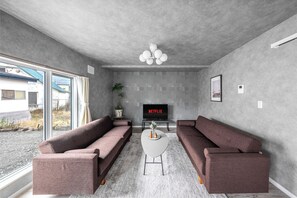 43-英寸纯平电视（配备数码频道）