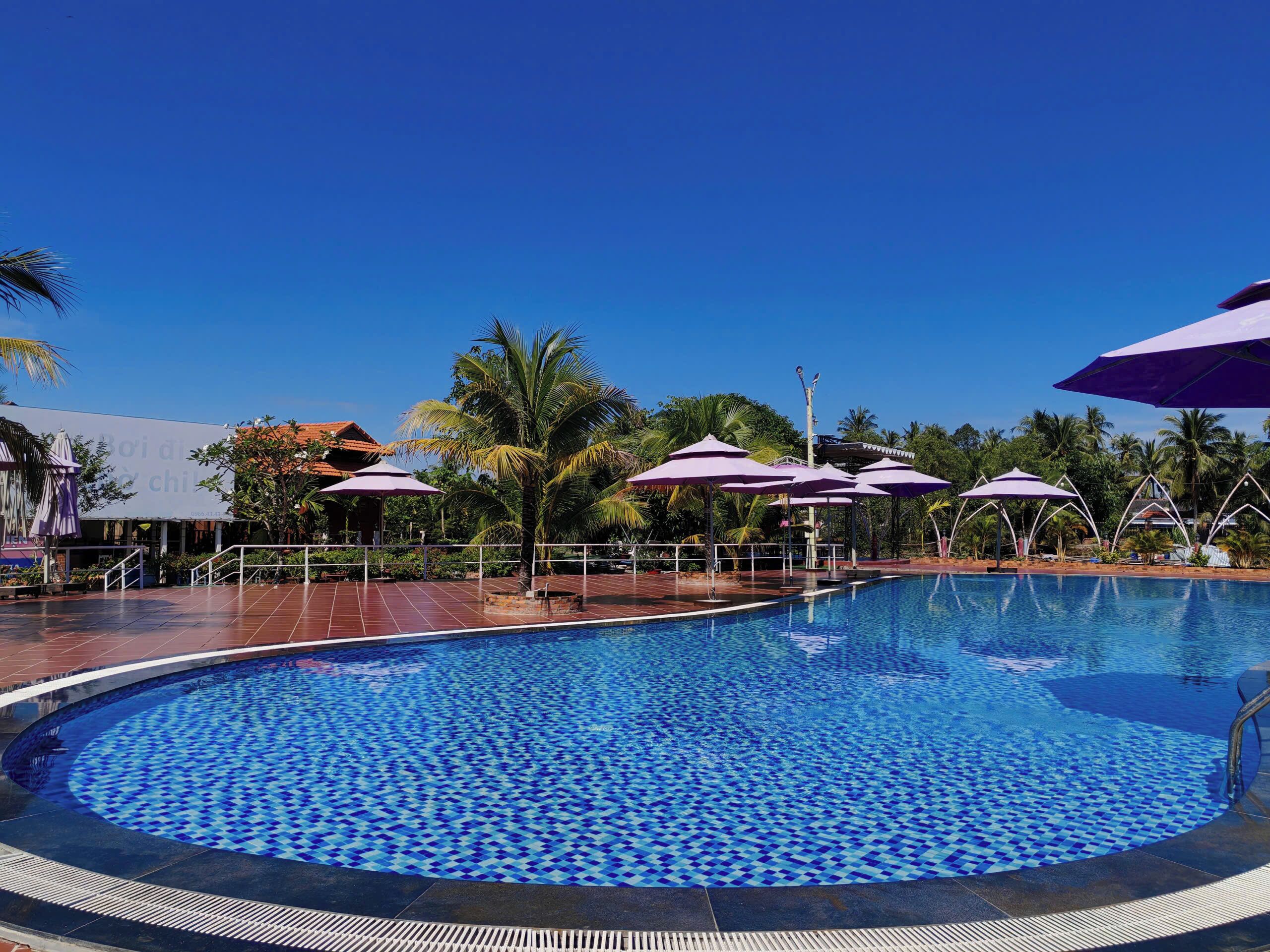 屋外プール、営業時間 6:00 ～ 19:00、プール パラソル