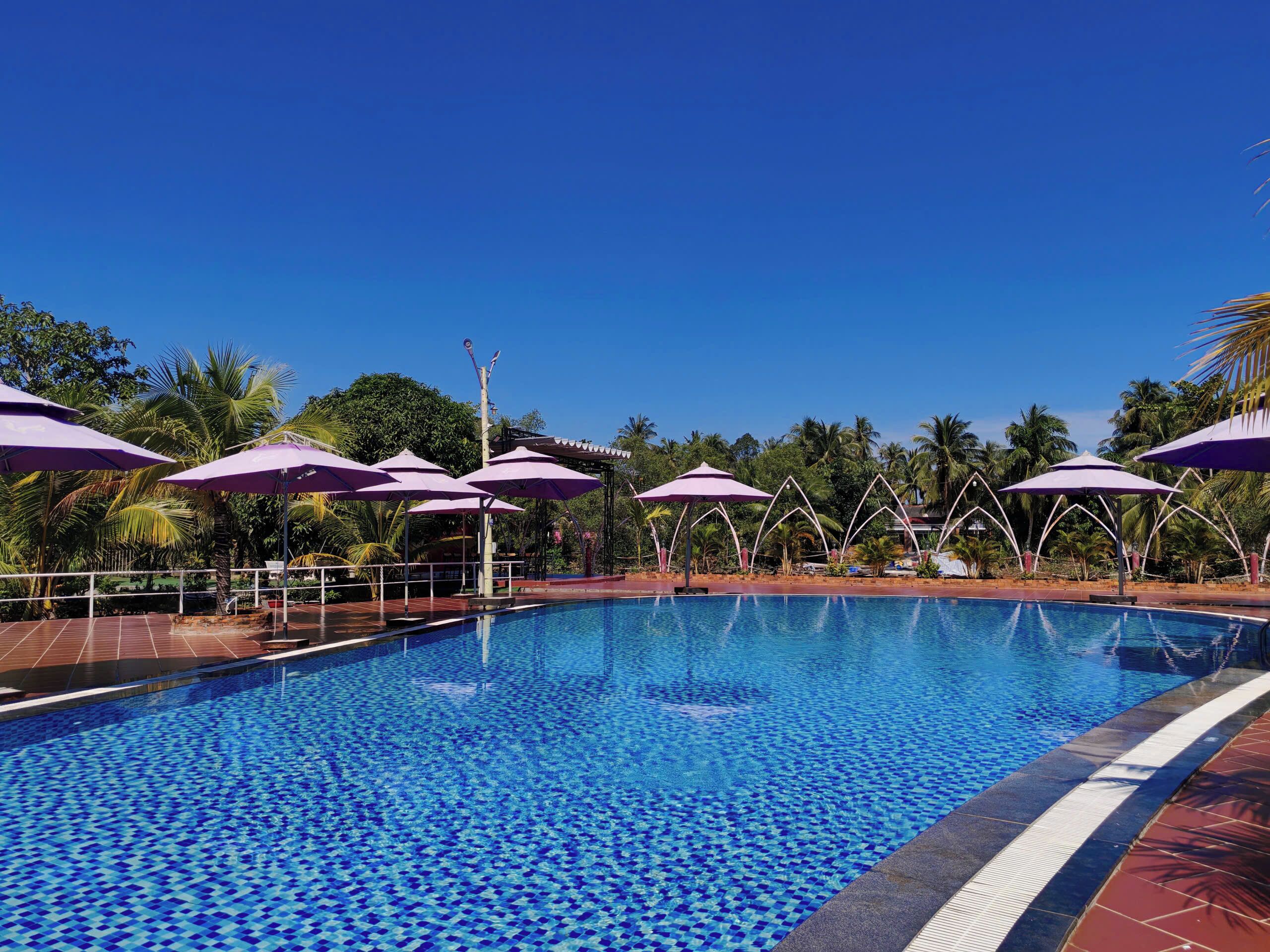 Outdoor pool, open 6:00 AM to 7:00 PM, pool umbrellas