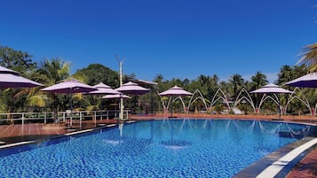 Piscine extérieure, parasols de plage