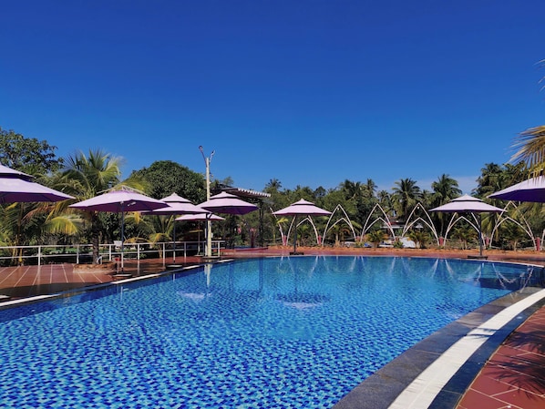 Outdoor pool, open 6:00 AM to 7:00 PM, pool umbrellas - Rooster Mekong Resort (Cho Lach)