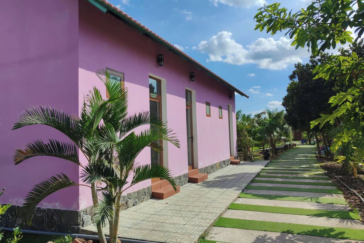 Blackout drapes, soundproofing, free WiFi