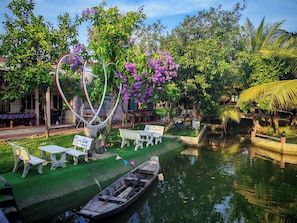 Courtyard - Rooster Mekong Resort (Cho Lach)