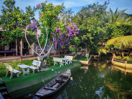 Rooster Mekong Resort