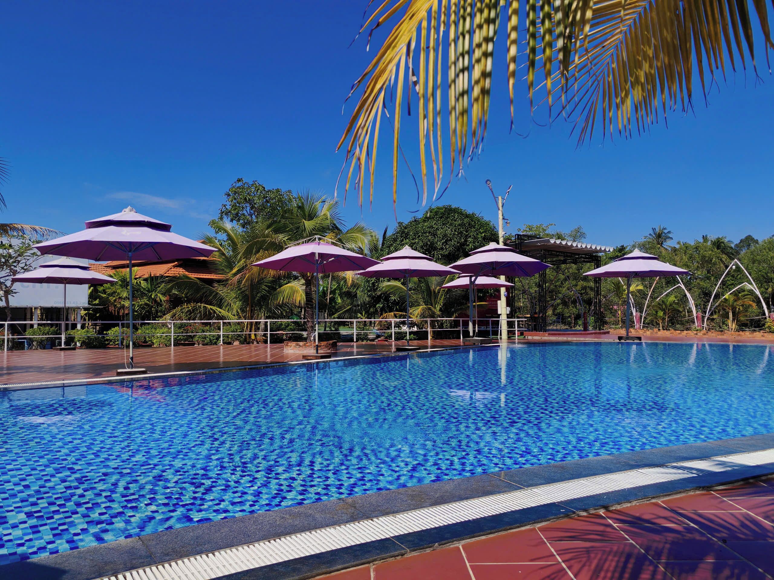 室外游泳池，06:00 至 19:00 开放，池畔遮阳伞