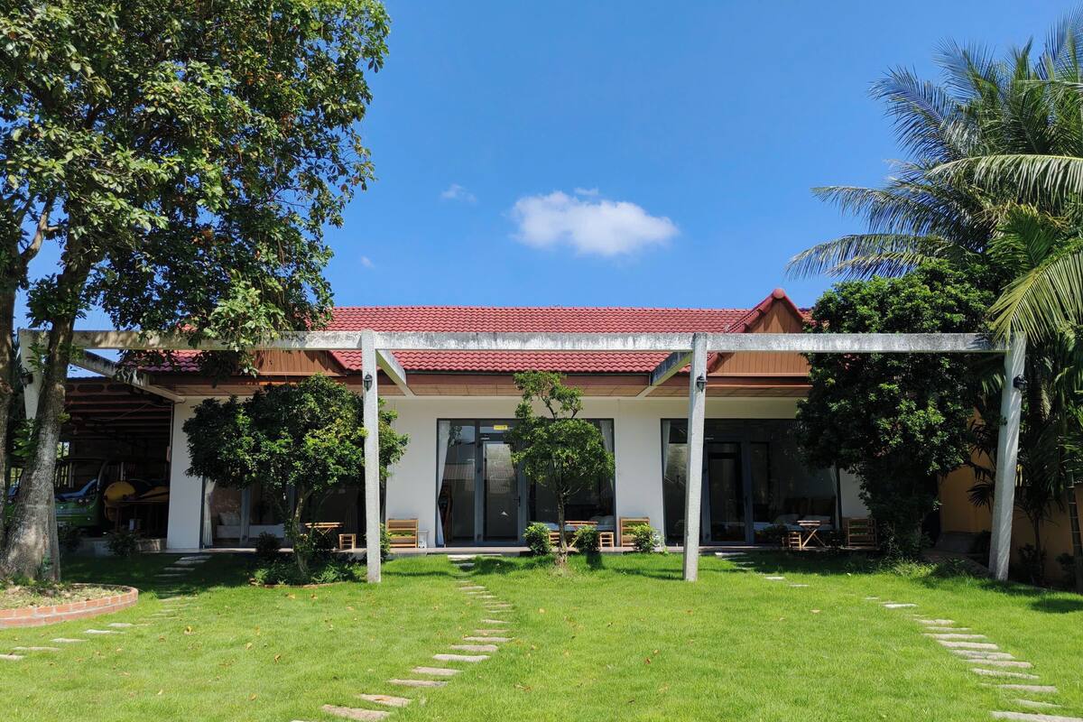 Blackout drapes, soundproofing, free WiFi