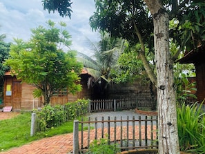 Property grounds - Rooster Mekong Resort (Cho Lach)