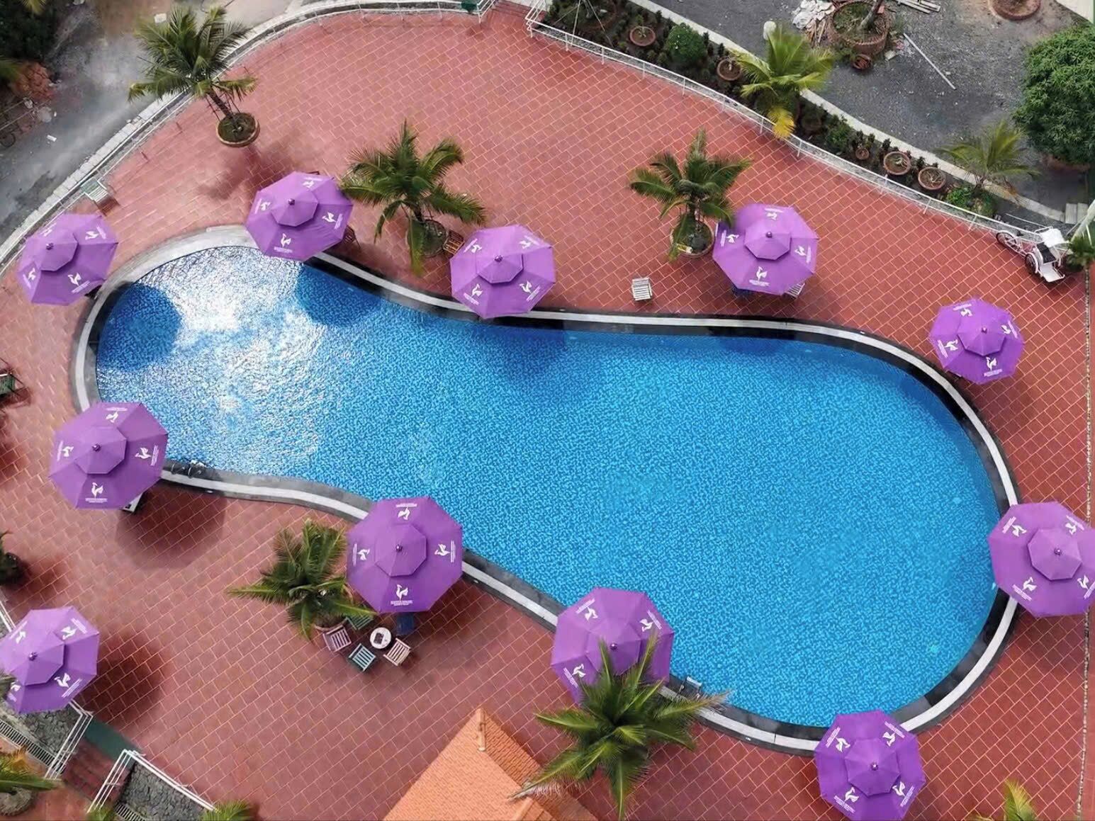 야외 수영장, 06:00 ~ 19:00 오픈, 수영장 파라솔