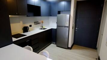 Een koelkast, een oven, een koffiezetapparaat/waterkoker, een waterkoker