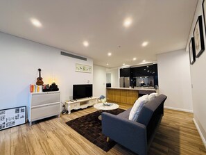 Living area - Spacious 3Bed 2Bath 1Car Mascot Apt near airport (Mascot)