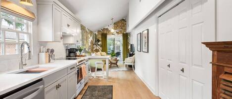 Een koelkast, een microgolfoven, een oven, een kookplaat