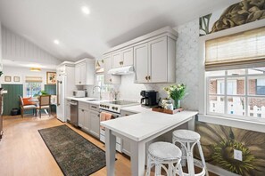 Fridge, microwave, oven, stovetop - The Congress Cottage (Beaufort)