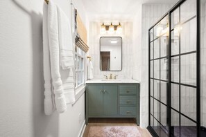 Shower, hair dryer, towels - The Congress Cottage (Beaufort)