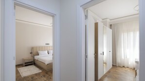 Una camera da letto con un letto, un comodino e un armadio.