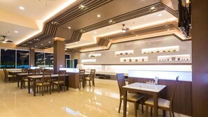 Ein modernes Restaurant mit elegantem Design, das eine lange Theke, mehrere Sitzbereiche und einen polierten Boden bietet.