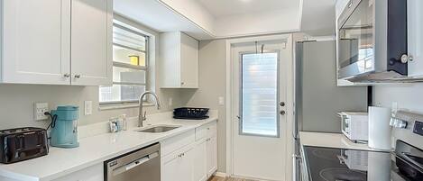 Kjøleskap, mikrobølgeovn, kokeplater og oppvaskmaskin