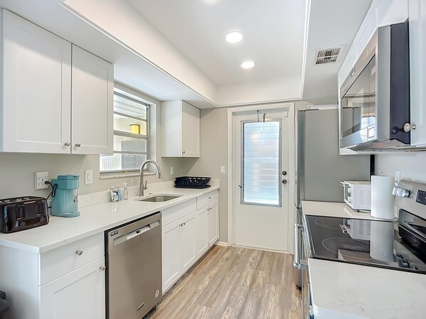 Fridge, microwave, stovetop, dishwasher