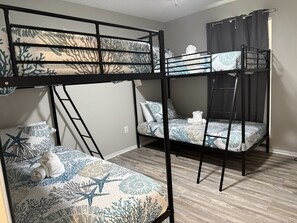 5 habitaciones, escritorio y tabla de planchar con plancha 