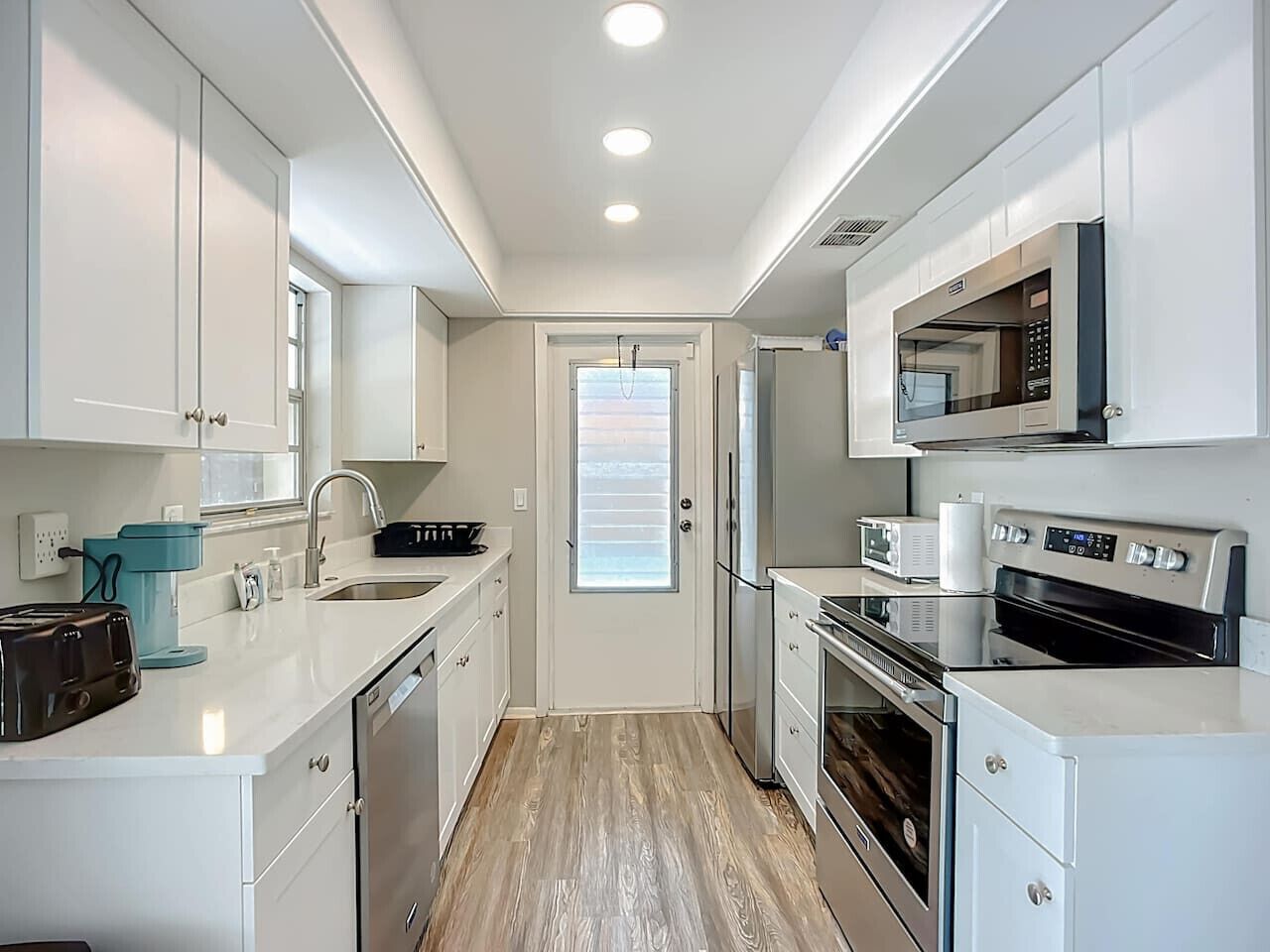 Fridge, microwave, stovetop, dishwasher