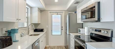 Refrigerador, microondas, placa de cocina, lavavajillas