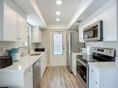 Canalfront Paradise 5BR 3BA Sleeps 14