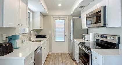 Canalfront Paradise 5BR 3BA Sleeps 14