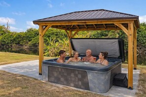 Outdoor spa tub - Waterfront 5BR Retreat with SPA (Port Charlotte)