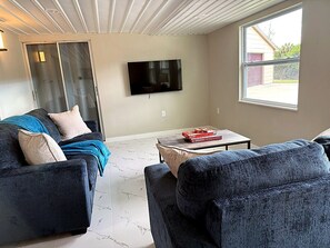 TV - Canalfront Home Hot Tub BBQ 5BR 3BA Sleeps 14 (Port Charlotte)