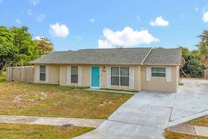 Exterior - Canalfront Paradise 5BR 3BA Sleeps 14 (Port Charlotte)