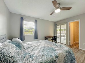 5 habitaciones, escritorio y tabla de planchar con plancha 