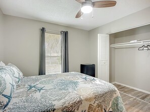 5 habitaciones, escritorio y tabla de planchar con plancha 