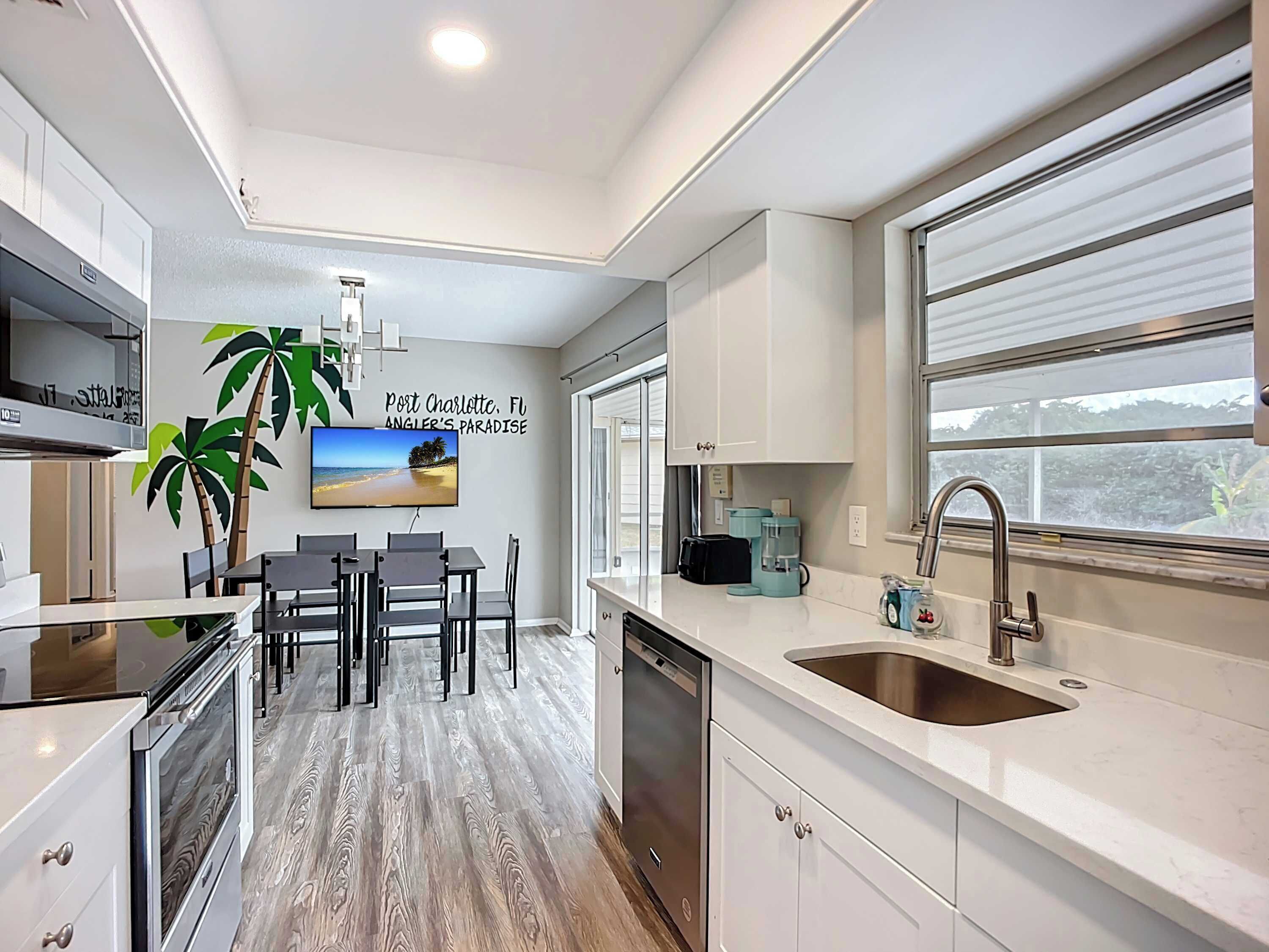 Frigorifero, microonde, piano cottura, lavastoviglie