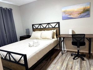 5 bedrooms, desk, iron/ironing board, travel cot - Canalfront Home Hot Tub BBQ 5BR 3BA Sleeps 14 (Port Charlotte)