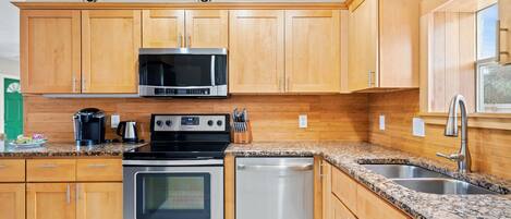 Kjøleskap, mikrobølgeovn, kokeplater og oppvaskmaskin