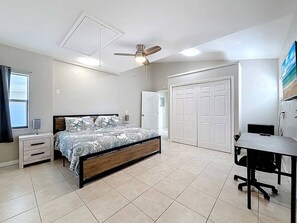 4 bedrooms, desk, iron/ironing board, travel cot - Backyard Pool Hot Tub Escape 4BR 3BA Sleeps 10 (Port Charlotte)