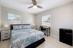 4 habitaciones, escritorio y tabla de planchar con plancha 