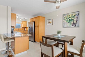 Refrigerador, microondas, parrilla de estufa y lavavajillas