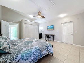 4 habitaciones, escritorio y tabla de planchar con plancha 