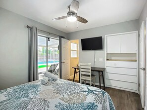 4 habitaciones, escritorio y tabla de planchar con plancha