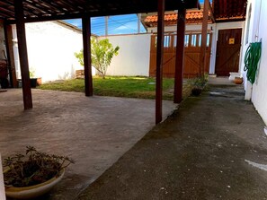Property grounds - Large house with barbecue and garage. (São Pedro da Aldeia)