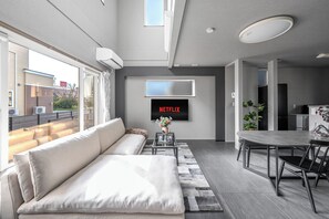 Télévision à écran plat de 55 pouces avec chaînes numériques