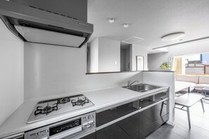 Kühlschrank, Mikrowelle, Herdplatte, Reiskocher