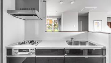 Réfrigérateur, micro-ondes, plaque de cuisson, cuiseur de riz