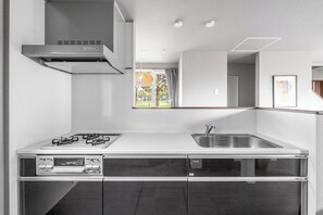 Réfrigérateur, micro-ondes, plaque de cuisson, cuiseur de riz