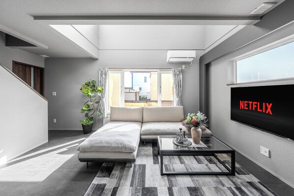 Télévision à écran plat de 55 pouces avec chaînes numériques