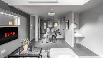 TV a schermo piatto 55 pollici con canali digitali