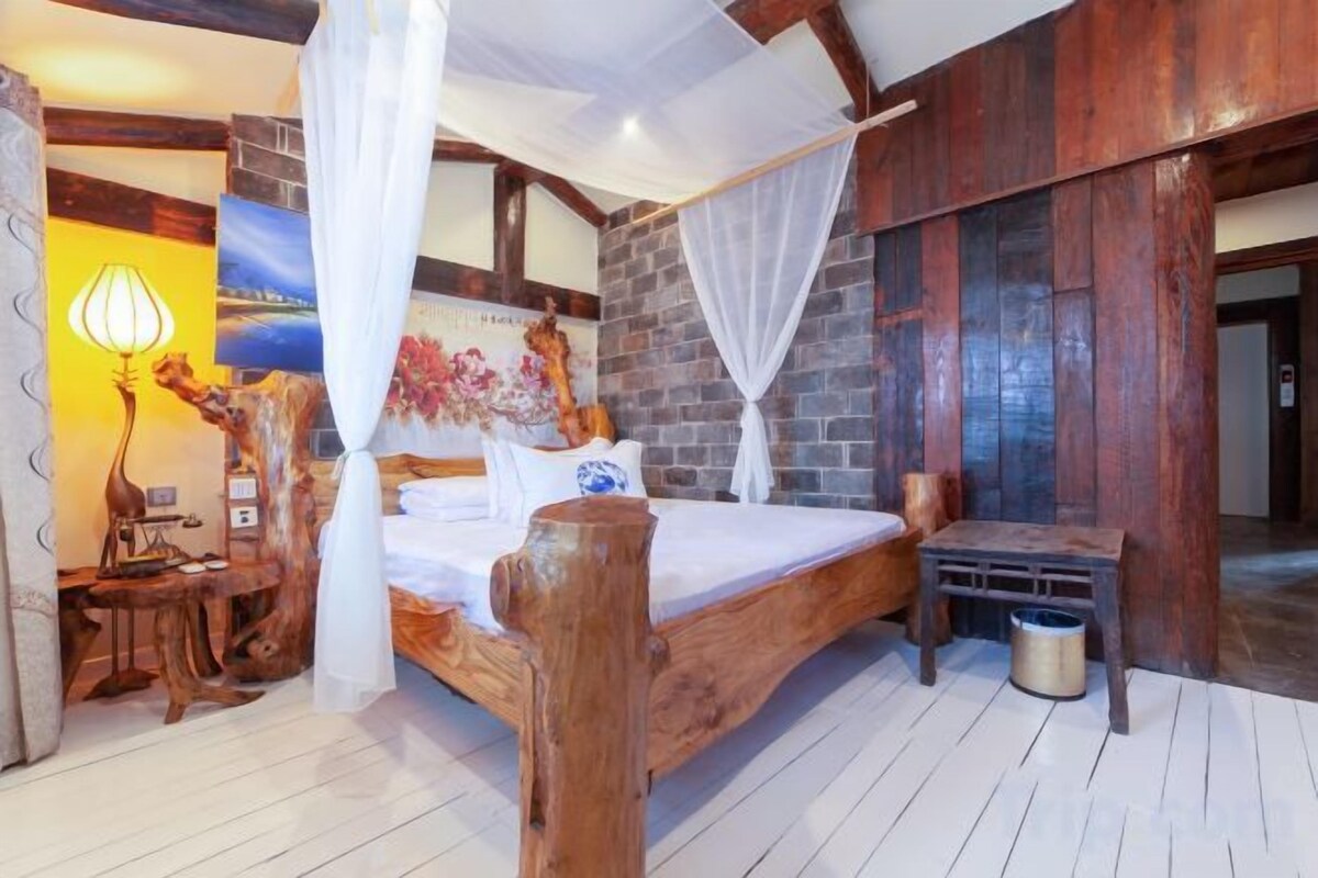 Tujia Root Featured Double Bed Room