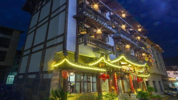 Un edificio tradicional con varios balcones y una entrada decorativa.